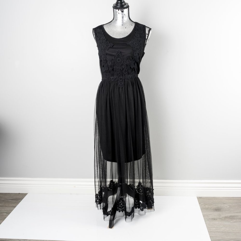 NWOT stunning lace and chiffon dress - Large